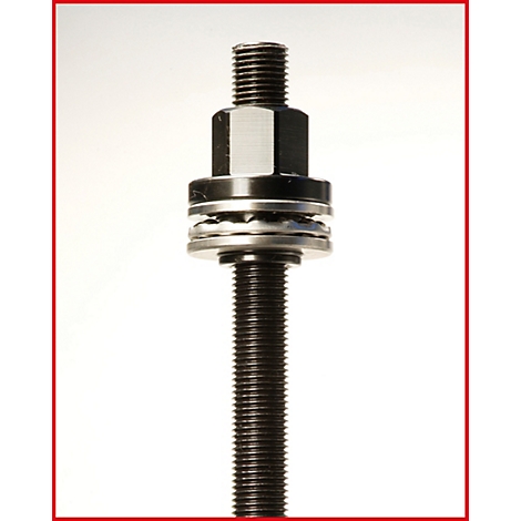 Schwarze Schraube mit Gewinde, Sechskantmutter, Unterlegscheiben, und Gewindestange. Vor weißem Hintergrund.